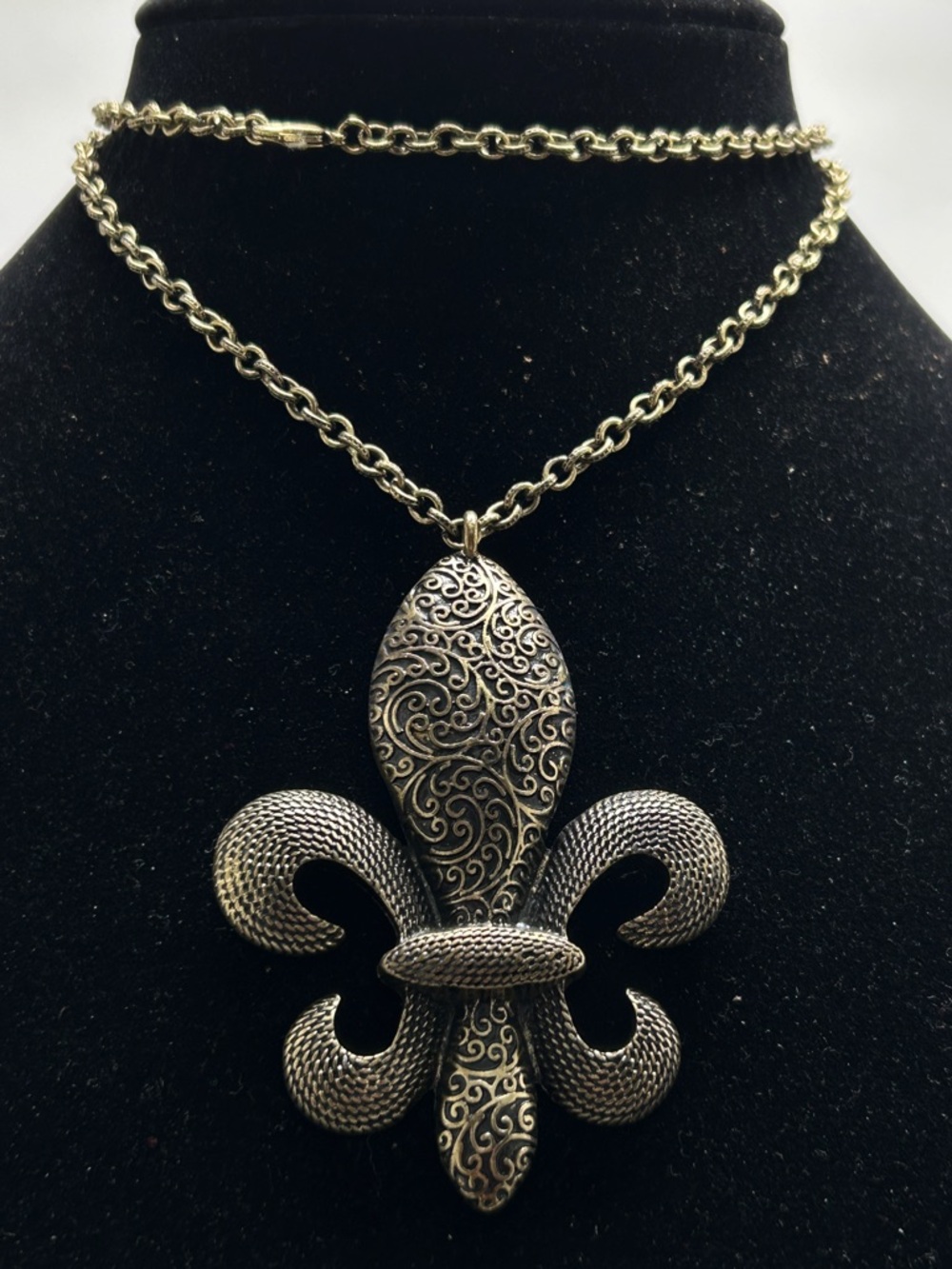 Vintage Gold Decorative Fleur de Lis Long Necklace